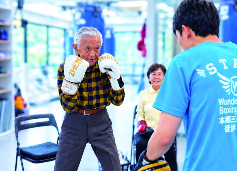 グローブを構えるシニアの男性